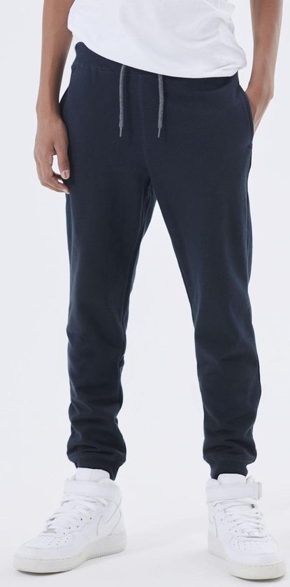 Navy joggingbroek met grijze veterdetails en steekzakken, gedragen door een jongen.