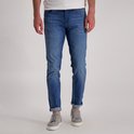 Mannen, slim fit jeans, blauw met lichte wassing en omgeslagen broekspijpen.
