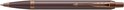Stylo bille Parker bordeaux avec des détails couleur cuivre, y compris une agrafe en forme de flèche.