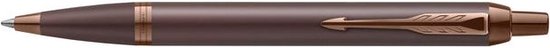 Stylo bille Parker bordeaux avec des détails couleur cuivre, y compris une agrafe en forme de flèche.