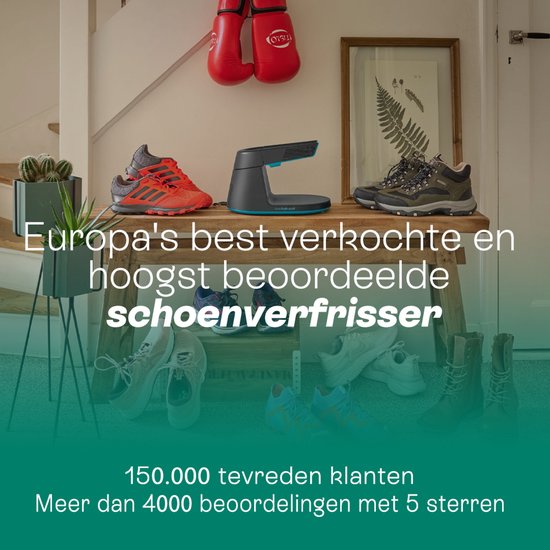 Schoenen en bokshandschoenen in een huiselijke omgeving. De tekst benadrukt 'Europa's best verkochte schoenverfrisser'.