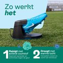 Een blauwe voetbalschoen op een schoenverfrisser in een sportieve omgeving. Tekst over reinigen met zuurstof.