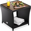 Zwarte vierkante bijzettafel met houten tafelblad, met tijdschriften en glas sap.