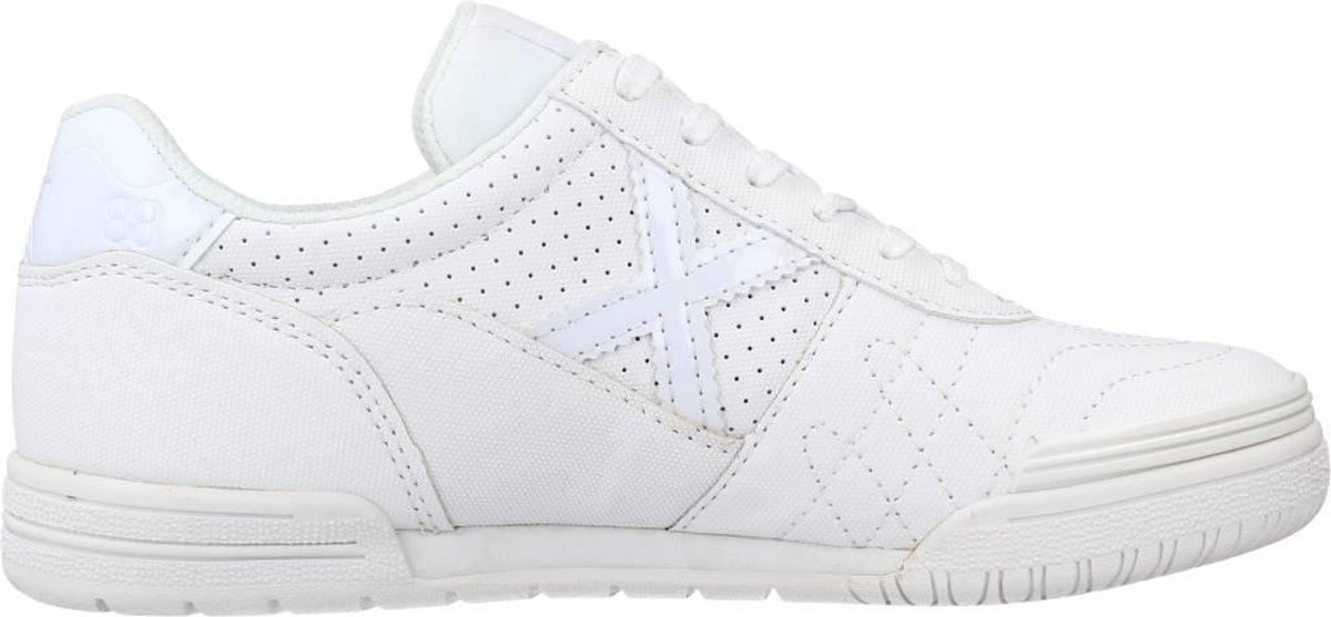 Witte Munich G-profit zaalschoenen EU 35, gemaakt van PU, nylon en mesh, met sportieve kleuraccenten en perforaties.