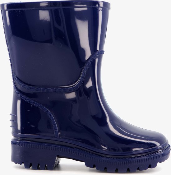 Donkerblauwe regenlaars, zijaanzicht, met gestikte decoratie op de schacht.
