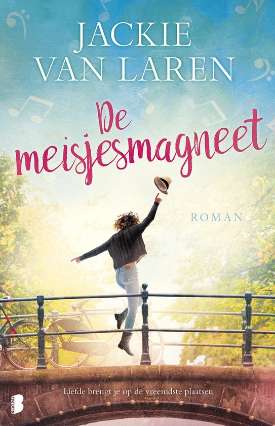 Boekcover van 'De meisjesmagneet' door Jackie van Laren. Een meisje met krullend haar en spijkerbroek danst op een brug en gooit haar hoed in de lucht. Muzieknoten zweven rond.