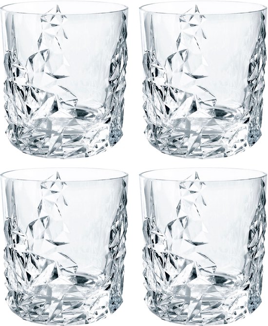 Quatre verres à whisky en cristal vides avec un motif géométrique à facettes.