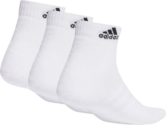 Trois chaussettes basses blanches adidas avec logos noirs sur le revers et rayures sur le côté.