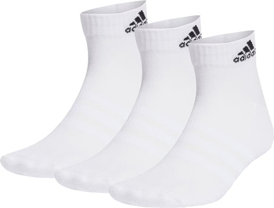 Trois chaussettes basses blanches adidas avec logos noirs sur le revers et rayures sur le côté.