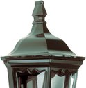 Detail van de top van een zwarte klassieke wandlamp.
