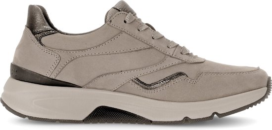 Zijaanzicht van de binnenkant van de taupe Gabor Rollingsoft sneaker met metallic afwerking.