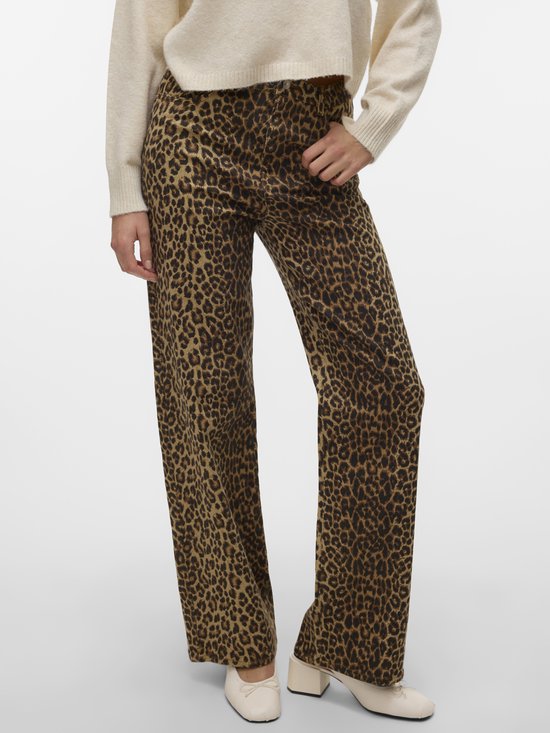Model in beige trui en broek met luipaardprint.