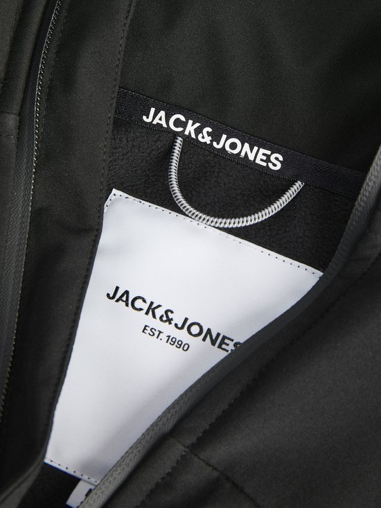 Binnenkant van een zwarte jas met het merk 'Jack & Jones' op een label.