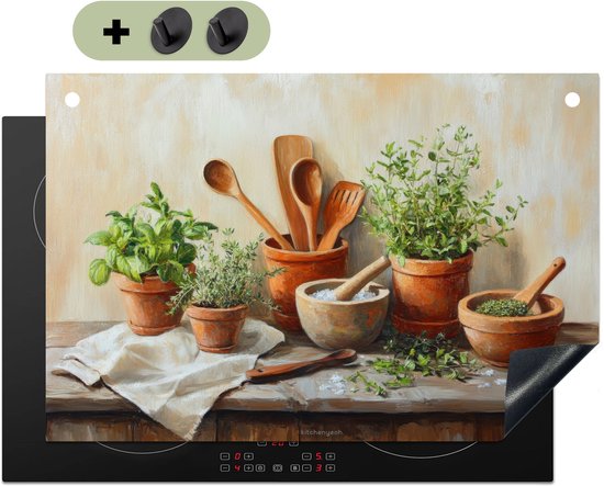 Un protège-plaque à induction avec une peinture de pots en terre cuite avec des herbes, des ustensiles de cuisine en bois et un mortier avec pilon sur une table en bois.
