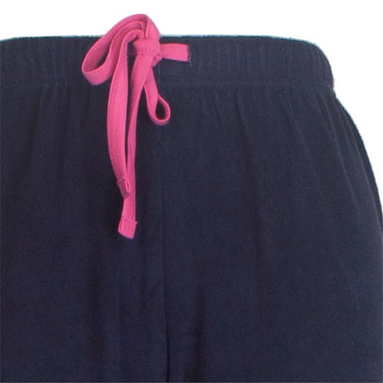 Detail van een donkerblauwe pyjamabroek met roze trekkoord.