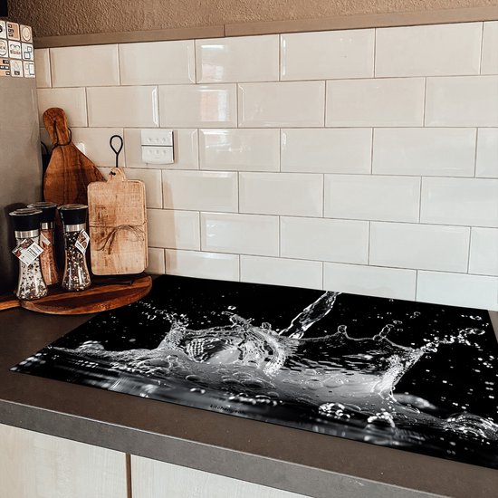 KitchenYeah® Protection plaque induction 85x52 cm - Éclaboussures d'eau - Noir - Blanc - Protege plaque de cuisson - Couvre plaque induction - Protecteur d'induction - Cuisine