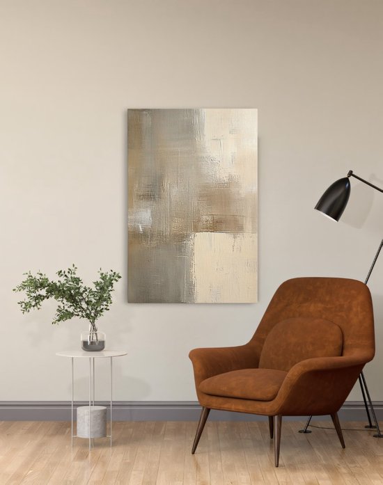 Abstract doek met beige en grijstinten, boven een bruine fauteuil.