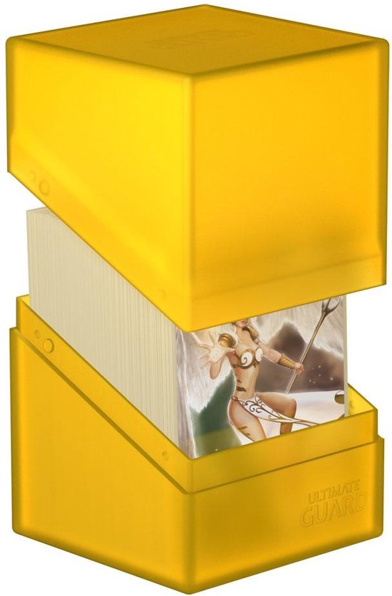 Gele Ultimate Guard Boulder deck case met deksel open, gevuld met kaarten.