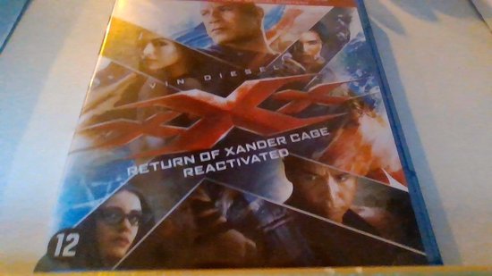 La couverture avant du Blu-ray "xXx: Return of Xander Cage" avec Vin Diesel, Deepika Padukone et Ruby Rose. Le titre est très visible, ainsi qu'une classification 12.