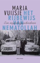 Boekcover met titel 'Marja Vuijsje het rijbewijs van Nematollah', een migratiegeschiedenis. Twee oldtimers met passagiers.
