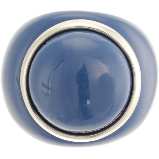 Blauwe kunststof ring met zilverkleurige omlijsting, detail van de bolvormige steen.