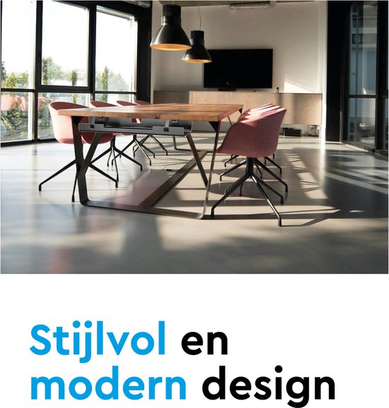 Een vergaderruimte met een grote houten tafel met metalen poten en zwarte stoelen, met een kabelgoot eronder.