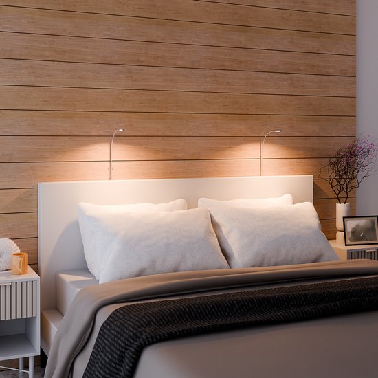Twee leeslampjes met warme verlichting naast hoofdbord in slaapkamer.