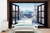 Behang - Fotobehang Winter - Landschap - Natuur - Berg - Bomen - Doorkijk - Uitzicht - Breedte 450 cm x hoogte 300 cm