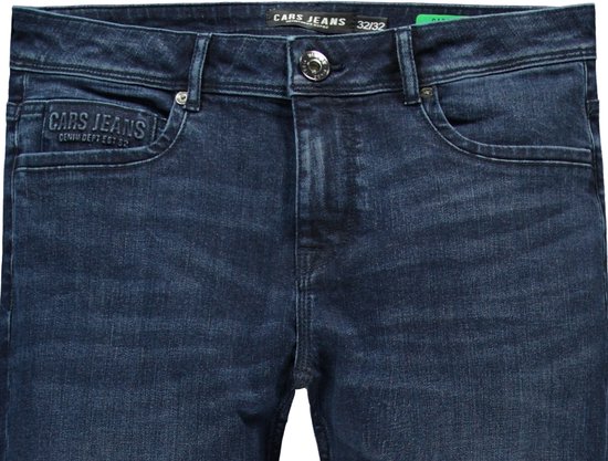 Detail van de donkerblauwe regular fit jeans: knoop, riemlussen en zakken.