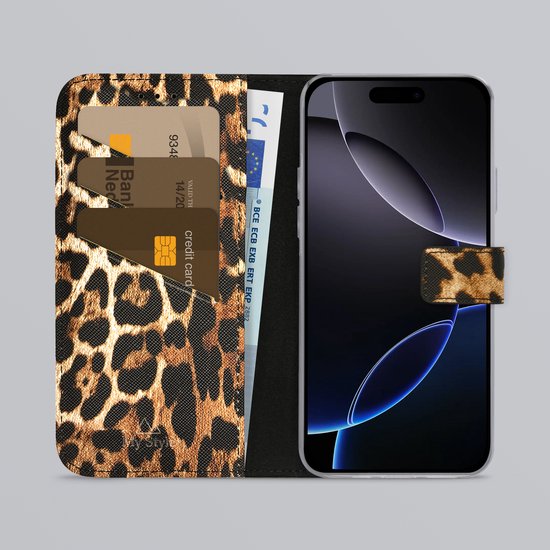 Étui de téléphone imprimé léopard avec fentes pour cartes et téléphone.