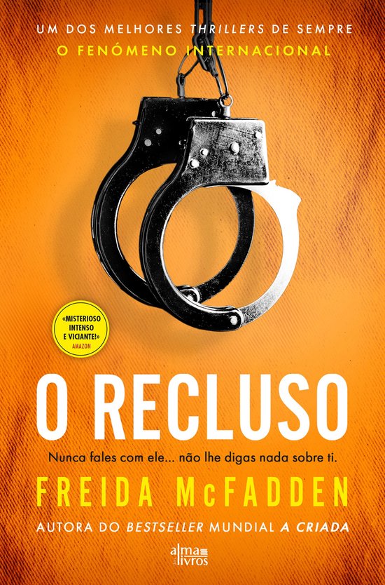 Boekomslag met handboeien, titel 'O Recluso' en tekst 'UM DOS MELHORES THRILLERS DE SEMPRE'.