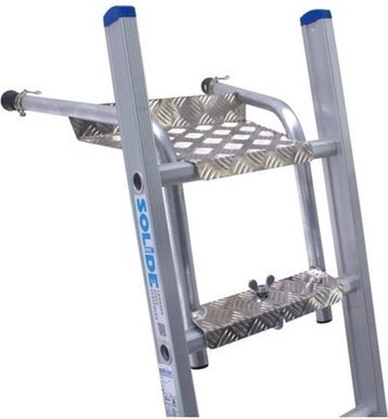 Een Solide ladder met twee metalen platforms met ruitpatroon en blauwe doppen op de stijlen.