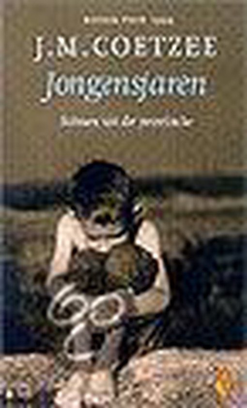 Boekomslag van Jongensjaren van J.M. Coetzee met een jongen die een bruine bal vasthoudt.