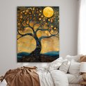 Arbre abstrait aux teintes dorées et bleues, illuminé par une grande lune jaune, au-dessus d'un lit.