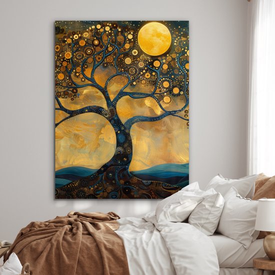 Arbre abstrait aux teintes dorées et bleues, illuminé par une grande lune jaune, au-dessus d'un lit.
