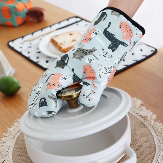 Grijze ovenwant met speelse kattenprint in oranje, zwart en groen, die melk drinken en "meow" zeggen.
