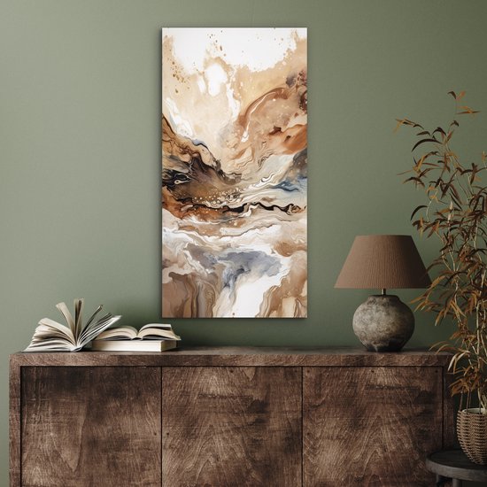 Peinture abstraite aux tons beige, brun et gris, suspendue au-dessus d'une commode en bois.
