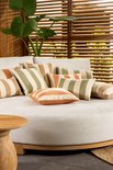 Gedetailleerde weergave van een lichtgrijze loungebank met meerdere sierkussens in oranje, groen en beige strepen.