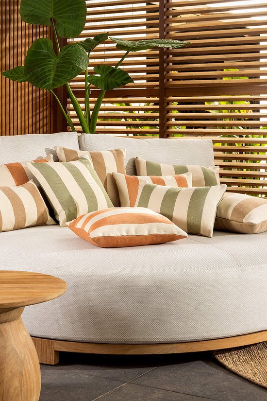 Gedetailleerde weergave van een lichtgrijze loungebank met meerdere sierkussens in oranje, groen en beige strepen.