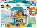 LEGO Duplo dokterscentrum met 3 poppetjes, waaronder een dokter, en een patiënt op een stoel.