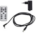 Afstandsbediening en oplader voor babyschommel, met USB-kabel en stekker.
