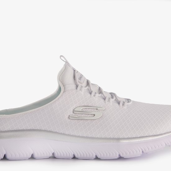 Detail van witte SKECHERS instapper met zilverkleurig S-logo en zilverkleurige zoolrand.