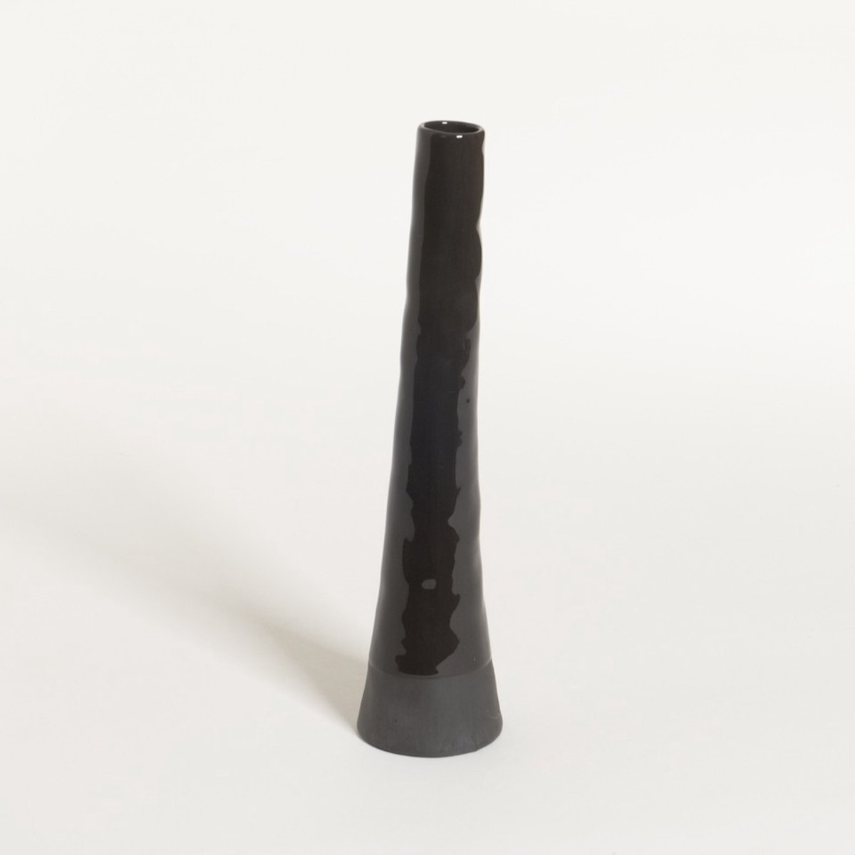 The Table atelier - vaas - Ø 6 * 22,5 cm - keramiek - handgemaakt - zwart