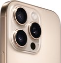 Close-up van de gouden iPhone camera-opstelling met drie lenzen.