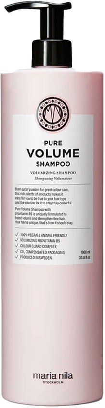 Roze fles met pompdispenser. Het label is wit met zwarte tekst en luidt 'PURE VOLUME SHAMPOO'. 1000 ml.