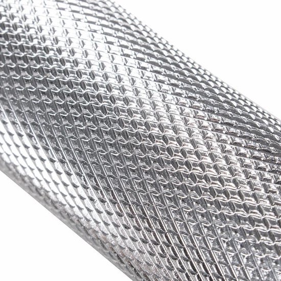 Close-up van het gekartelde antislipoppervlak op een zilverkleurige stalen halterstang.