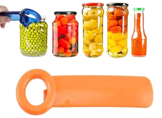 Oranje dekselopener op een pot met augurken. Naast de potten met groenten, fruit en saus.