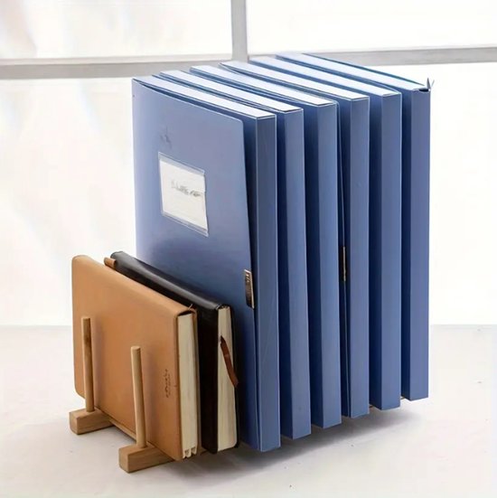 Een houten standaard met twee bruine notitieboeken en zes blauwe ordners.
