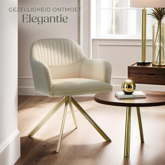 Crèmekleurige gestikte stoel met gouden spinpoot in een sfeervol interieur met marmeren bijzettafel.
