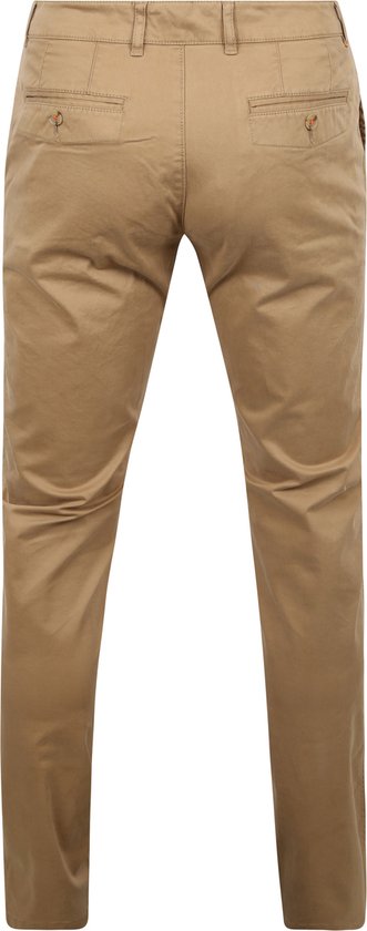 Achterkant van een lichtbruine chino broek met twee achterzakken met knoop.